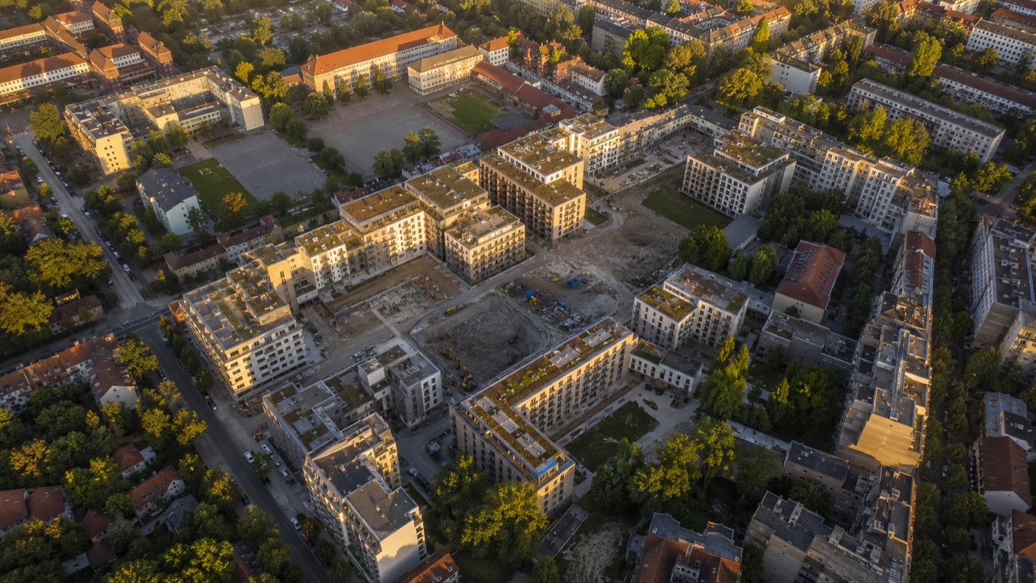 Luftbild einer Quartiersentwicklung in Berlin mit Baufeld, Erschließung und Neubaublöcken – Projektentwicklung von CBB Ingenieur